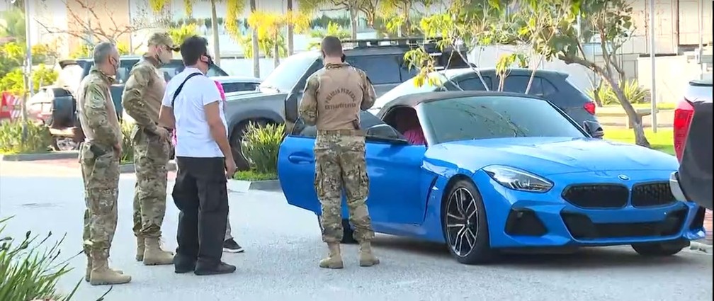 Uma BMW também foi encontrada pelos agentes federais. — Foto: Reprodução/TV Globo