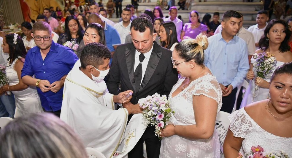 Casamento comunitário ofertou distribuição de buquês aos casais envolvidos. — Foto: Prefeitura de Caucaia/Divulgação