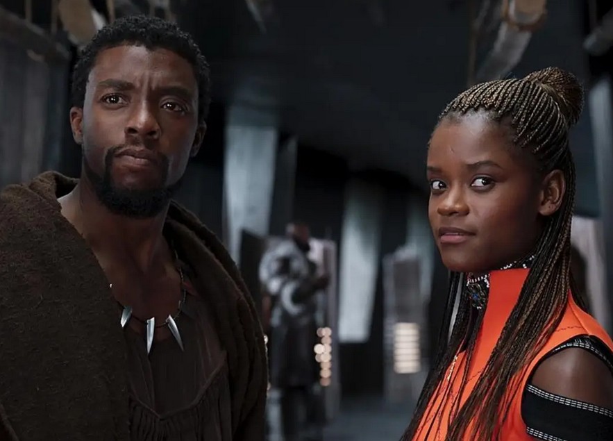 Letitia Wright e Chadwick Boseman (1976-2020) em cena de Pantera Negra (2018) (Foto: Reprodução)