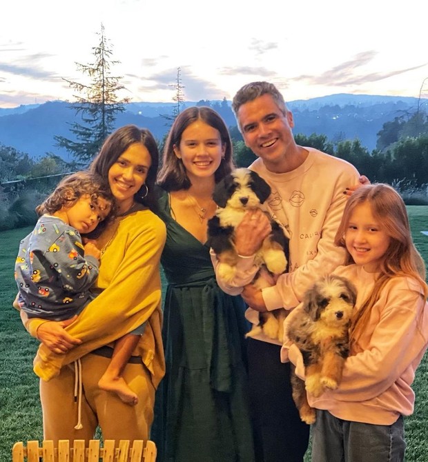 Jessica Alba com os filhos Honor, Haven e Hayes, ao lado do marido Cash Warre (Foto: Reprodução/Instagram)