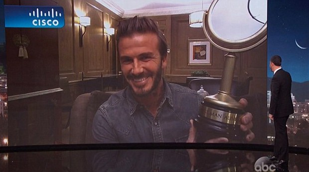 David Beckham aparece com prêmio durante o programa 'Jimmy Kimmel Live' (Foto: Reprodução/ABC)