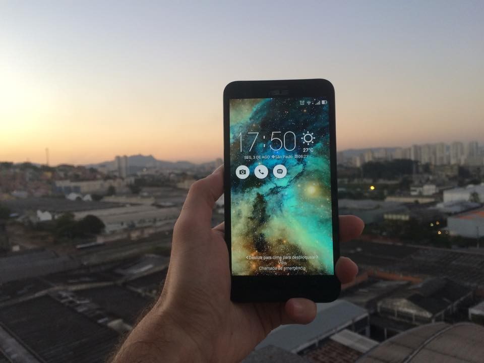 Com 5,5 polegadas, a tela do Zenfone 2 tem o mesmo tamanho que a do iPhone 6 Plus (Foto: ANDRÉ JORGE DE OLIVEIRA | EDITORA GLOBO)