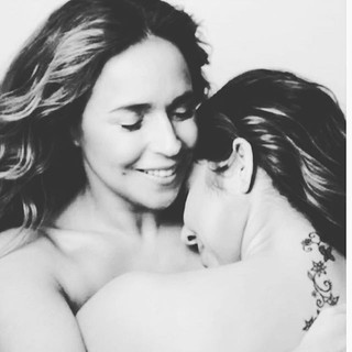 Daniela Mercury publicou uma foto abraçadinha com a namorada. “Hoje é dia dos namorados em vários países do mundo e eu desejo infinito amor pra todos vocês”