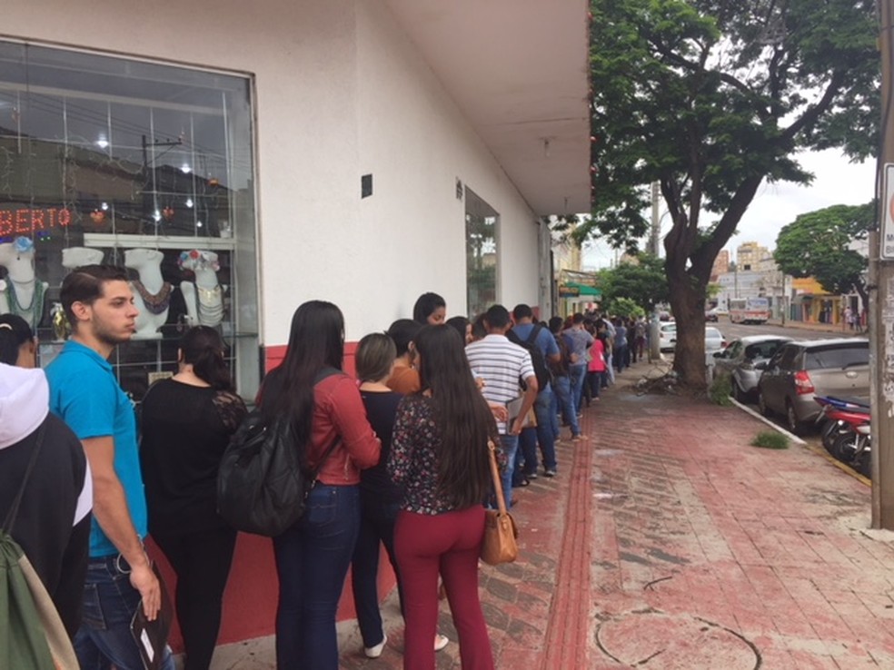Fila se formou na manhã desta segunda-feira após anúncio de emprego (Foto: Graziela Rezende/G1 MS)