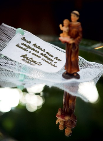 Para guardar - Uma mini-imagem de santo Antônio, benta na hora, com uma oração impressa em linho, foi distribuída aos convidados (Foto: Graciela Lindner)