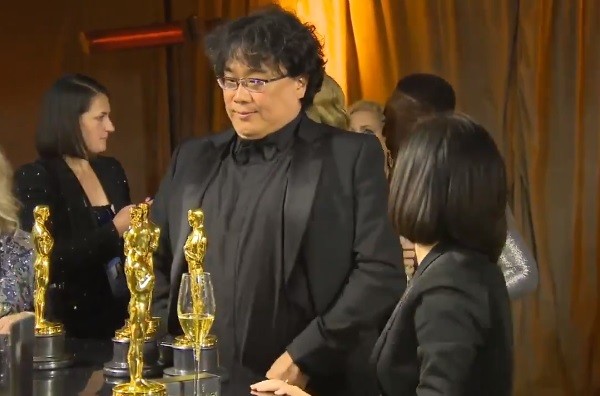 Bong Joon Ho esperando o nome de Parasita ser gravado nas estatuetas vencidas no Oscar (Foto: Twitter)