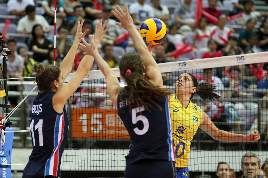 Bia entra, é decisiva contra Holanda e recebe elogios: 