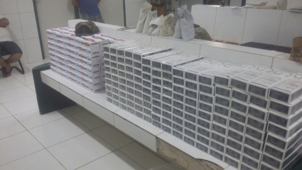 Policiais apreenderam centenas de maços de cigarros contrabandeados (Foto: Arquivo pessoal)