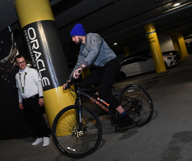 Klay Thompson chega de bicicleta elétrica em playoffs da NBA (Foto: Noah Graham/NBAE via Getty Images)