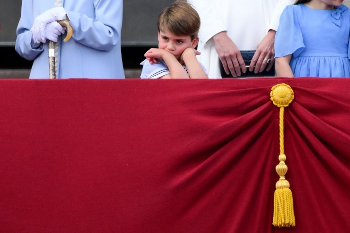 Com expressão entediada, príncipe Louis observa desfile militar que marcou início dos quatro dias de festejo do Jubileu de Platina — Foto: DANIEL LEAL/AFP