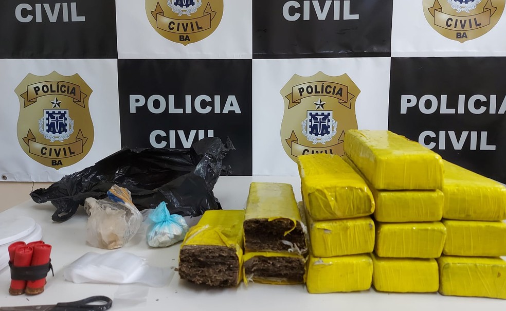 Ao todo, foram encontrado mais de 17 kg de maconha e 160 g de crack, além de outros materiais — Foto: Divulgação/Polícia Civil