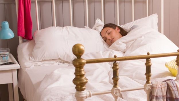 Estudo reforça recomendações existentes de que é importante dormir o suficiente durante a semana (Foto: Getty Images via BBC News)