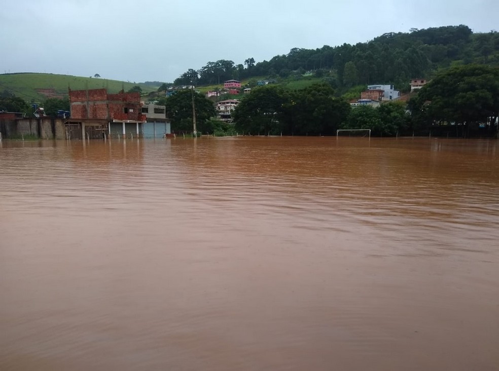 Campo de futebol em Fervedouro ficou completamente alagado — Foto: Portal Miradouro/Divulgação