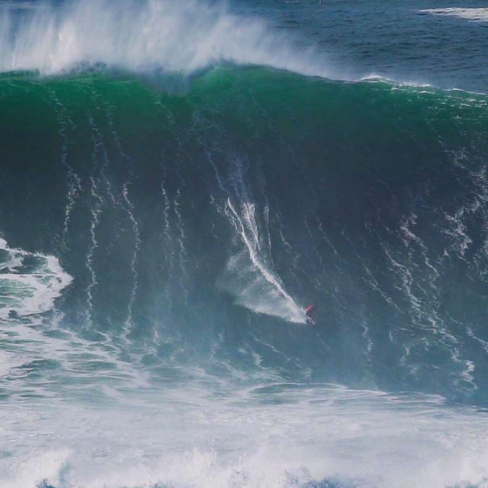 Scooby encara onda de 20 metros no retorno a Nazaré — Foto: Renan Vignoli