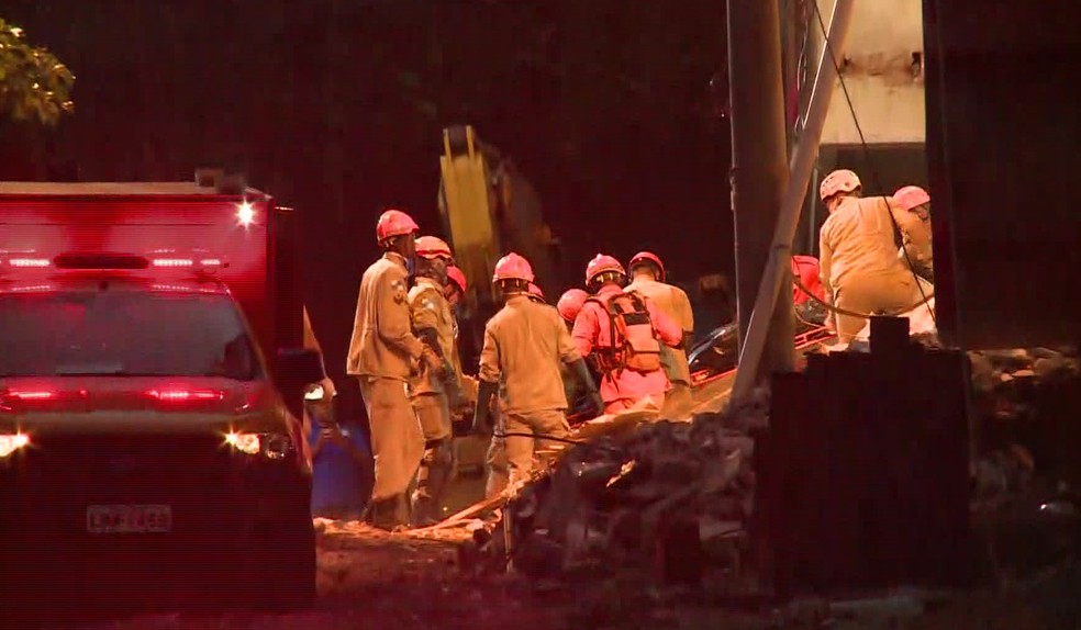 Bombeiros retiram mais um corpo dos escombros da Muzema — Foto: Reprodução/TV Globo