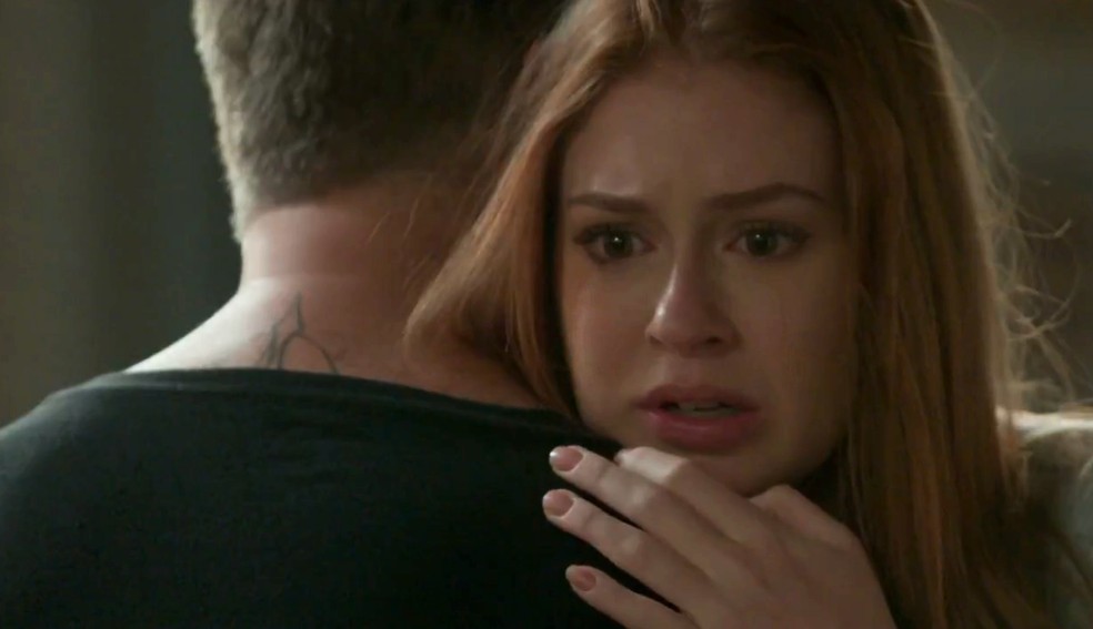 Arthur (Fabio Assunção) tenta acalmar Eliza (Marina Ruy Barbosa) após susto, em 'Totalmente Demais' — Foto: Globo