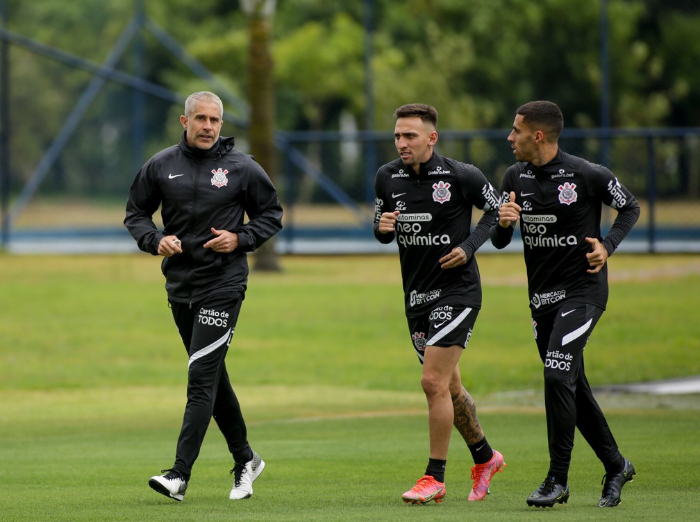 Sylvinho com Mosquito e Gabriel no Corinthians — Foto: Rodrigo Coca/Ag. Corinthians
