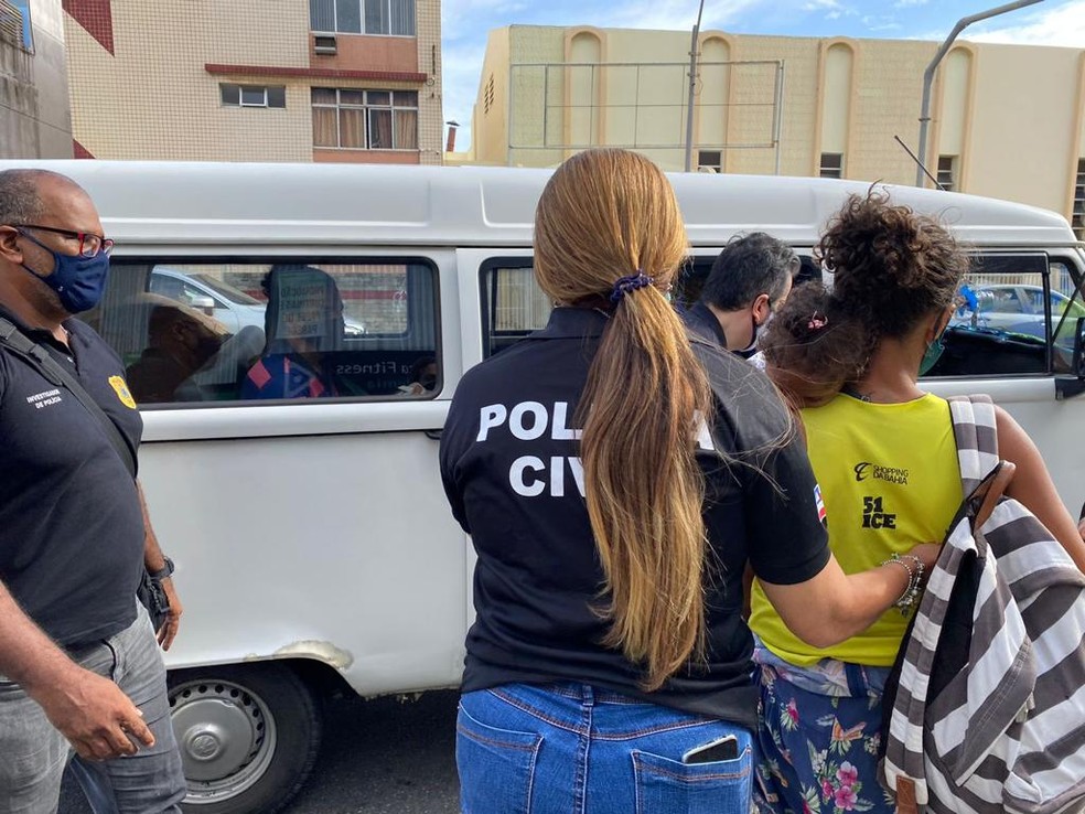 Crianças e adolescentes são levadas para delegacia durante Operação da Polícia Civil contra trabalho infantil em Salvador — Foto: Divulgação / Polícia Civil