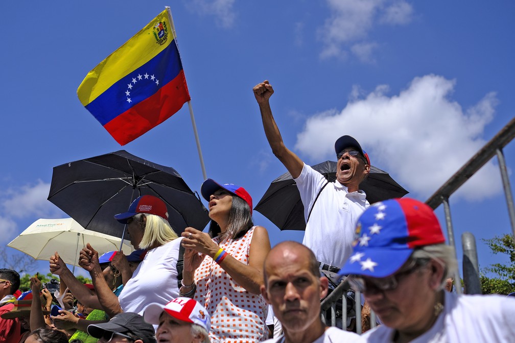 Apoiadores de Guaidó reuniram-se nesta segunda (4) em Caracas, na Venezuela, em protestos convocados pelo autoproclamado presidente interino. — Foto: Matias Delacroix/AFP