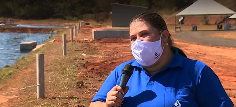 T&eacute;cnica do Saema de Araras explicou a import&acirc;ncia do tratamento de esgoto &mdash; Foto: Reprodu&ccedil;&atilde;o EPTV
