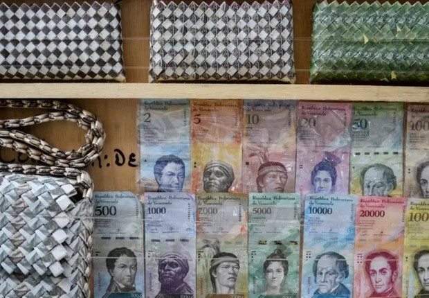 A hiperinflação fez com que o bolívar venezuelano perdesse tanto valor que suas notas acabaram sendo usadas para fins decorativos. (Foto: GETTY IMAGES via BBC)
