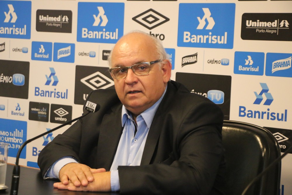 Presidente se reúne com elenco e comissão do Grêmio e cobra mobilização em mês decisivo