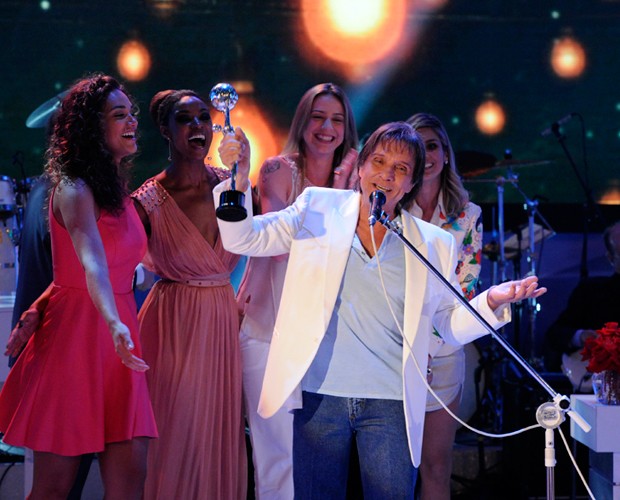 Roberto se apresenta cercado pelas atrizes convidadas (Foto: Domingão do Faustão/ TV Globo)