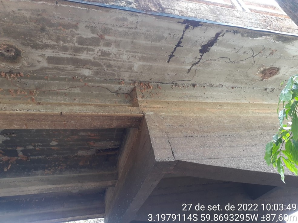 Foto mostra rachaduras na estrutura no dia que antecedeu desabamento. — Foto: Divulgação. 