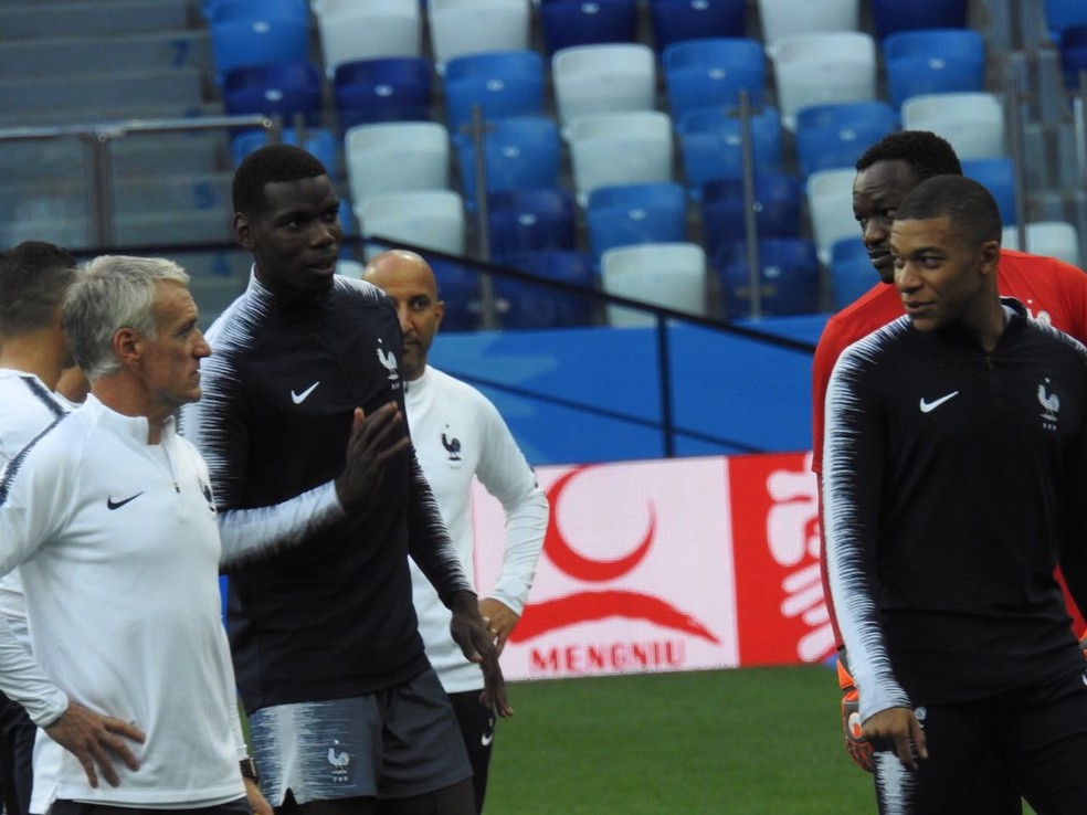 Deschamps, Pogba e Mbappé em treino da França: ninguém pisou no campo antes do técnico (Foto: Marcelo Hazan)