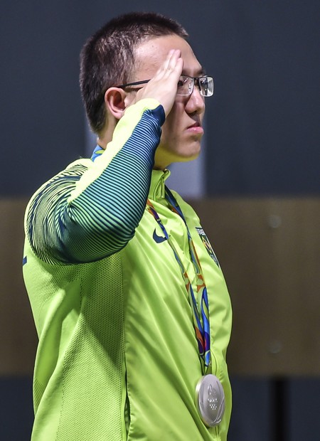 Felipe Wu presta continência no pódio ao ganhar medalha de prata nos Jogos Olímpicos do Rio (Foto: Wander Roberto/Exemplus/COB)