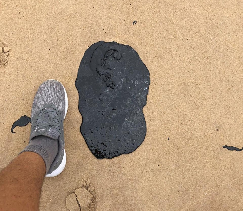 Manchas escuras foram encontradas por banhistas e pedestres na areia da praia de Boa Viagem, na Zona Sul do Recife — Foto: Reprodução/WhatsApp