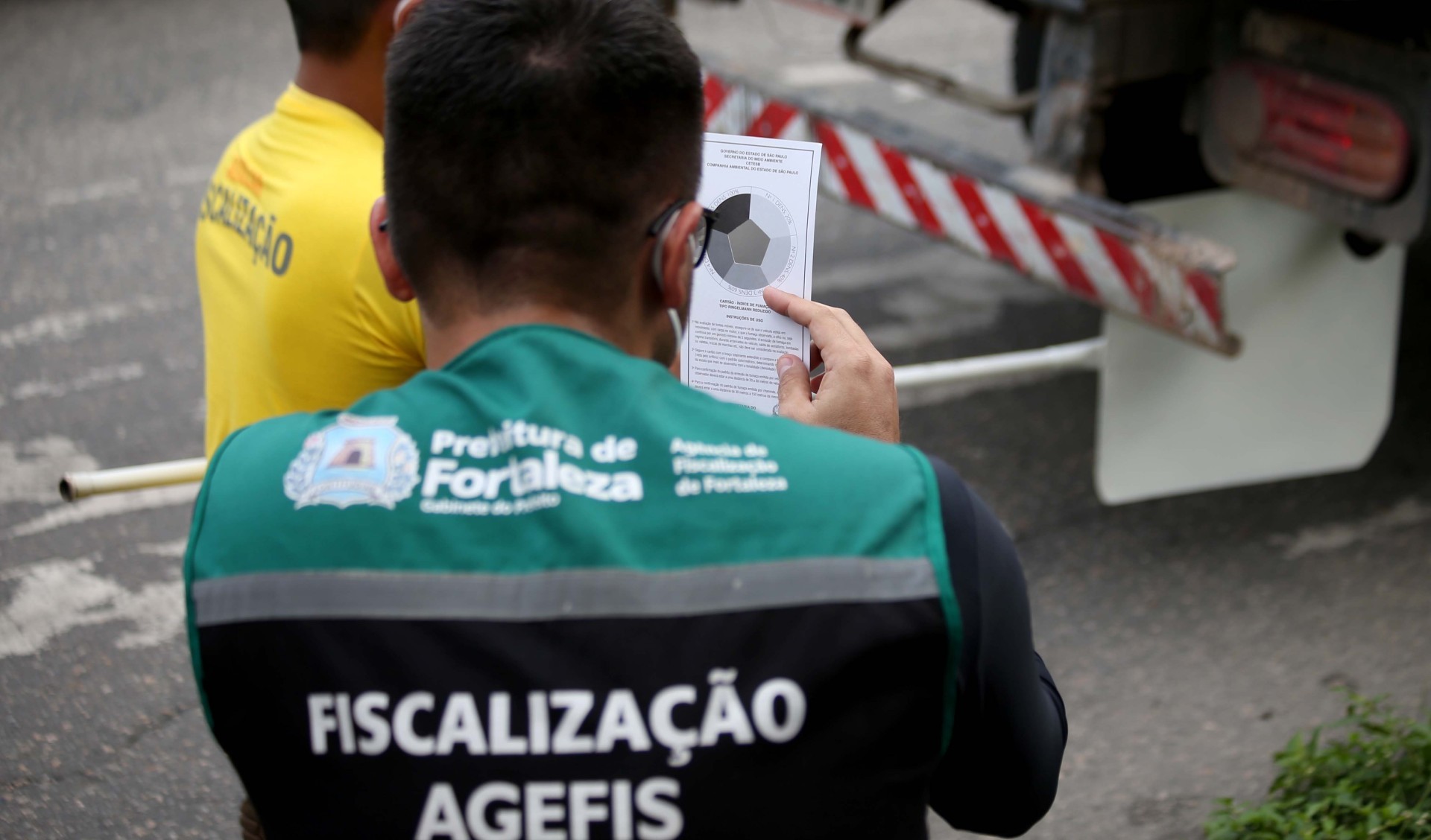 Caminhoneiros são notificados em blitz contra poluição atmosférica em Fortaleza