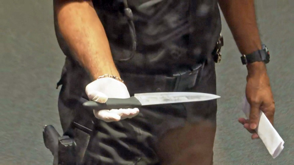 Faca usada no crime foi exposta para os jurados — Foto: Reprodução/TV Globo
