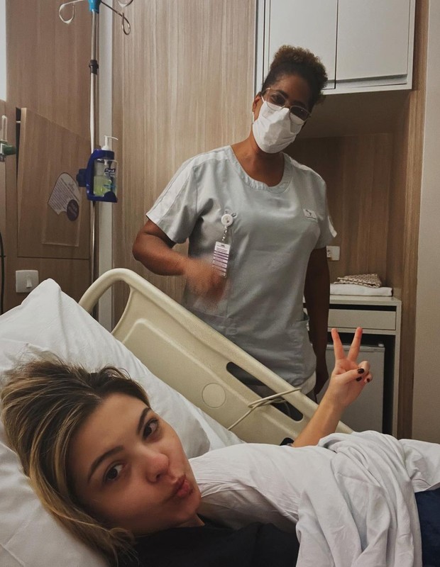 Julia Gomes passou uma semana em hospital após fratura na coluna (Foto: Reprodução/Instagram)