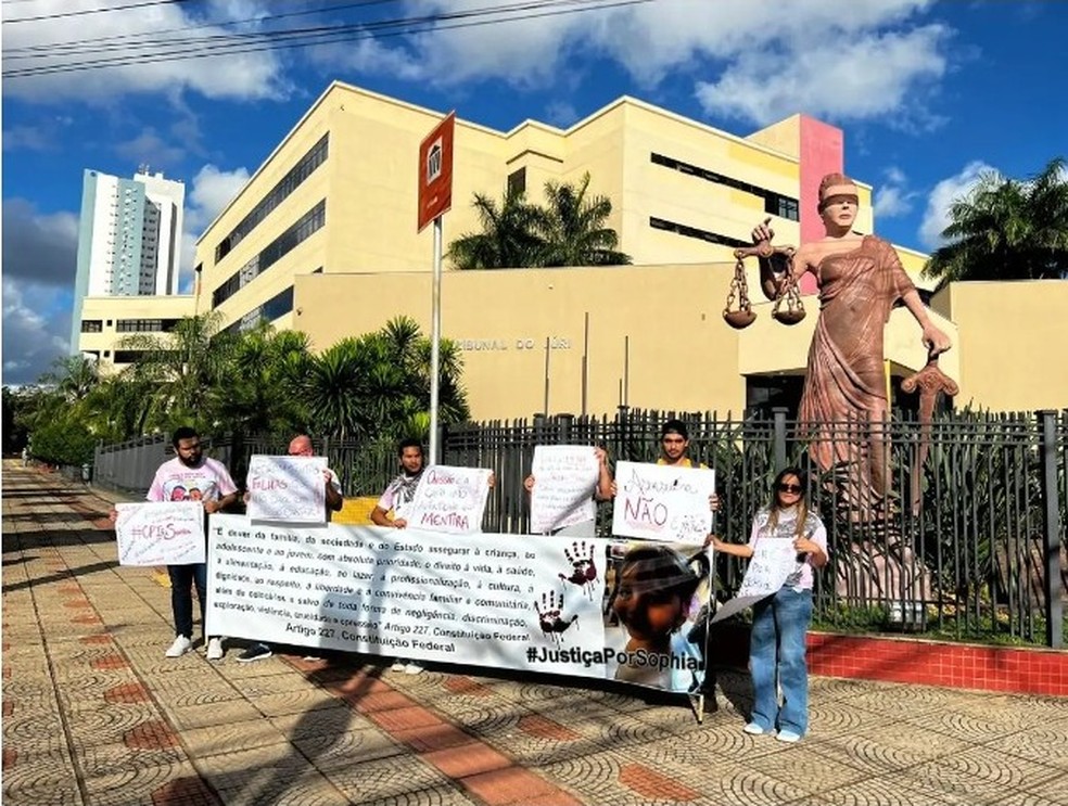 Pai de Sophia protestou antes de júri.  — Foto: Alysson Maruyama/TV Morena