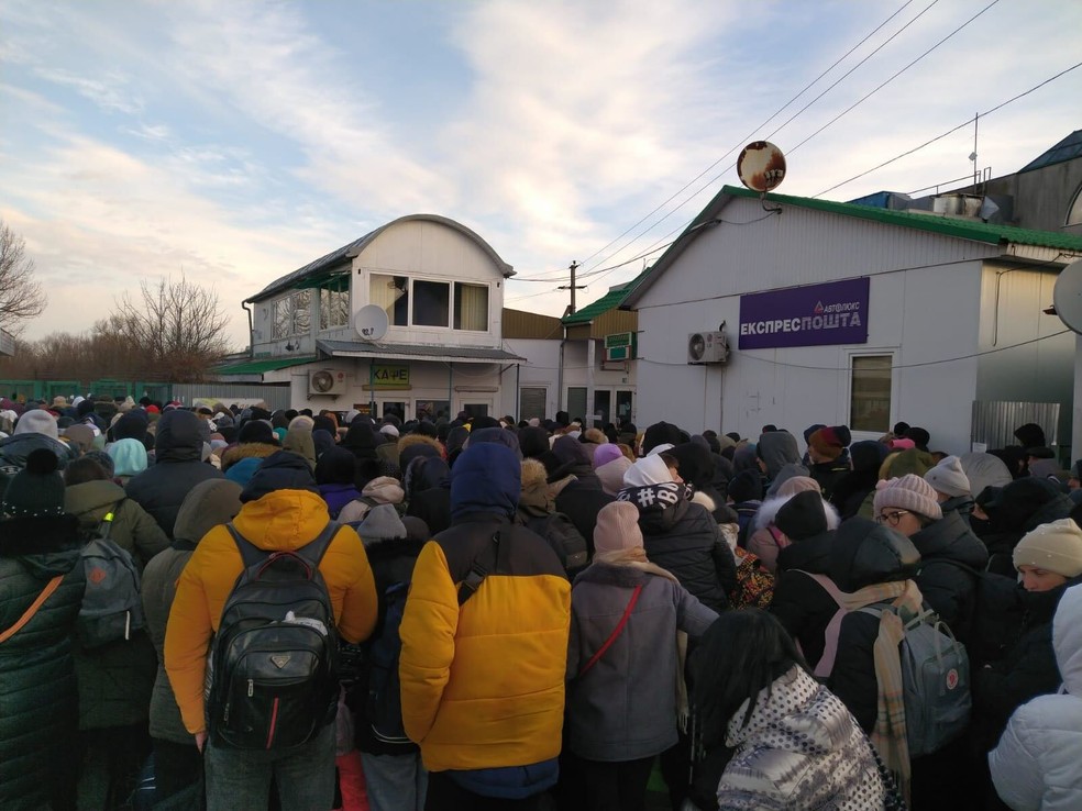 Pessoas se aglomeram para cruzar a fronteira entre Polônia e Ucrânia — Foto: Arquivo pessoal