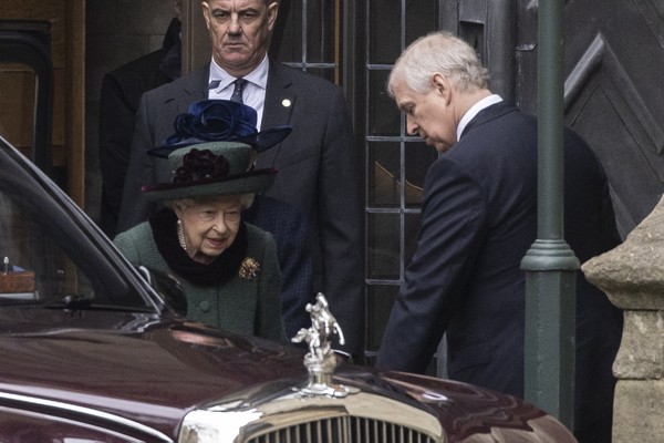 Rainha Elizabeth e o príncipe Andrew chegam à homenagem ao príncipe Philip (Foto: getty)
