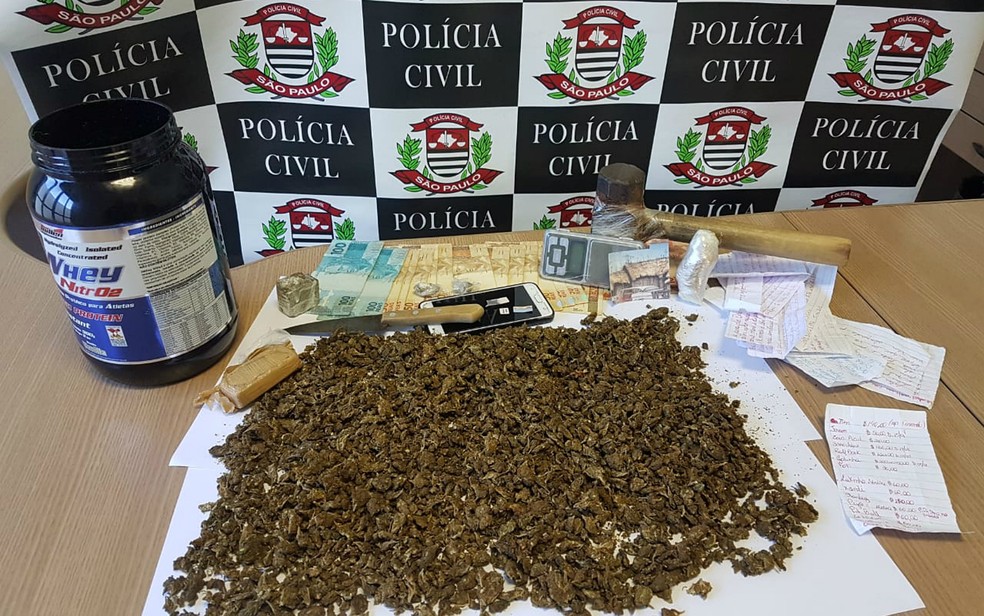 Polícia apreendeu 2 mil porções de maconha, 50 pontos de LSD e materiais utilizados para o preparo das drogas em Franca (Foto: Polícia Civil/Divulgação)