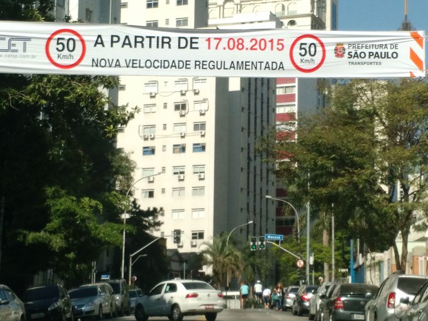 Faixa na Avenida Angélica avisa sobre o novo limite de velocidade na via (Foto: Paulo Guilherme/G1)