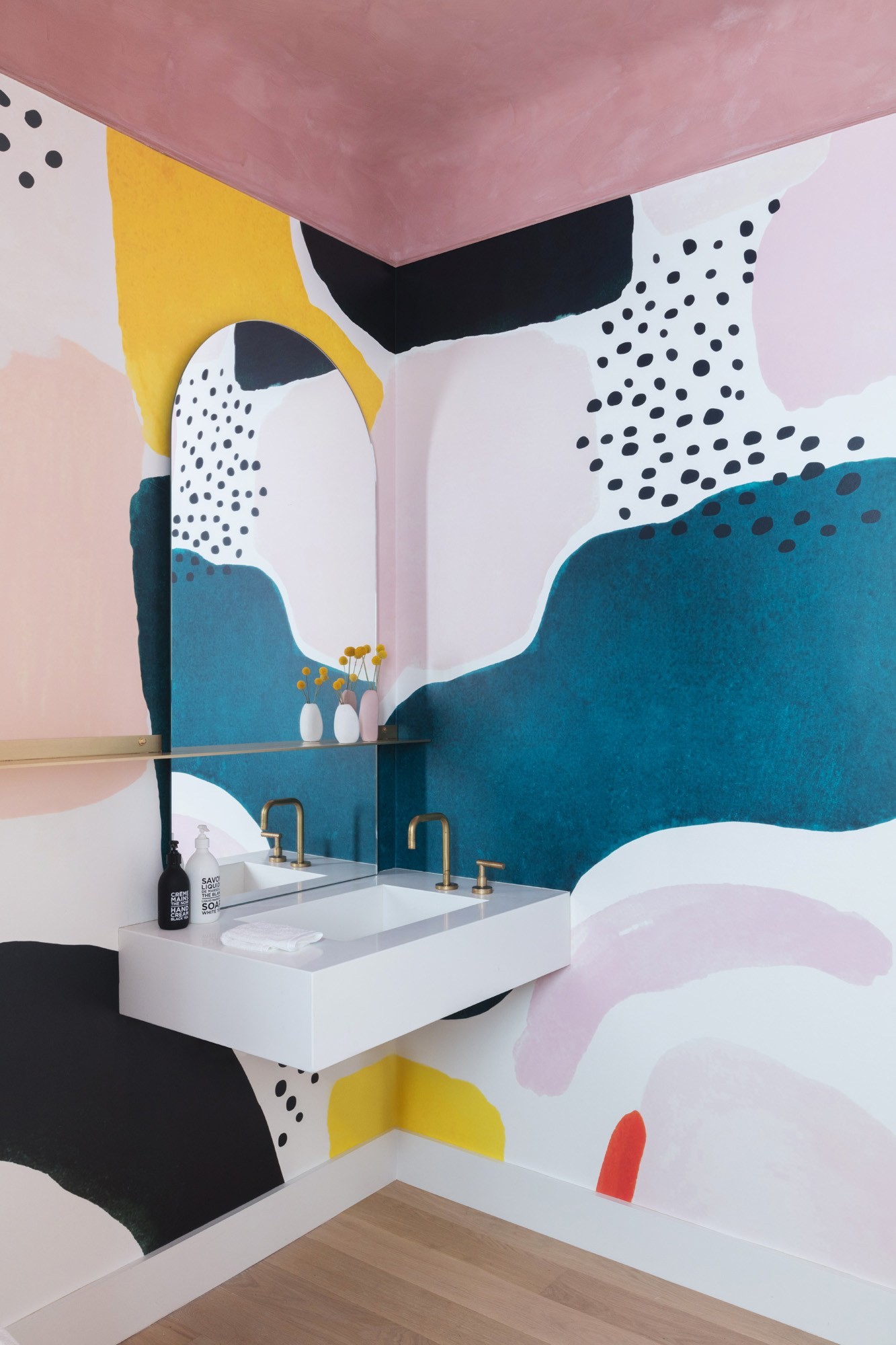 Décor do dia: lavabo colorido com pintura feita à mão (Foto: Divulgação)
