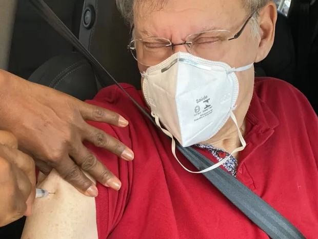 Milton Neves recebendo a primeira dose da vacina (Foto: Reprodução/Twitter)