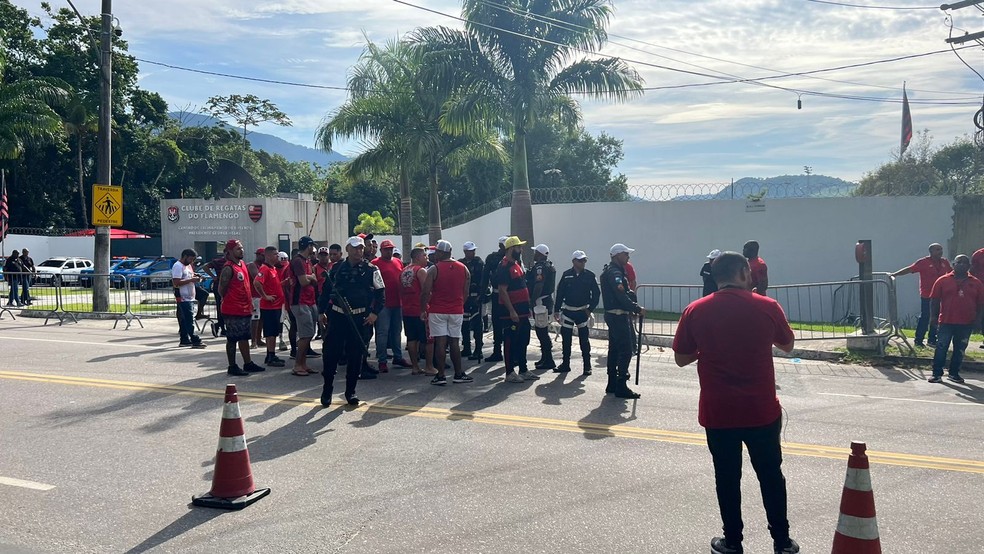 Protesto de torcedores do Flamengo no Ninho do Urubu &mdash; Foto: Leticia Marques / ge
