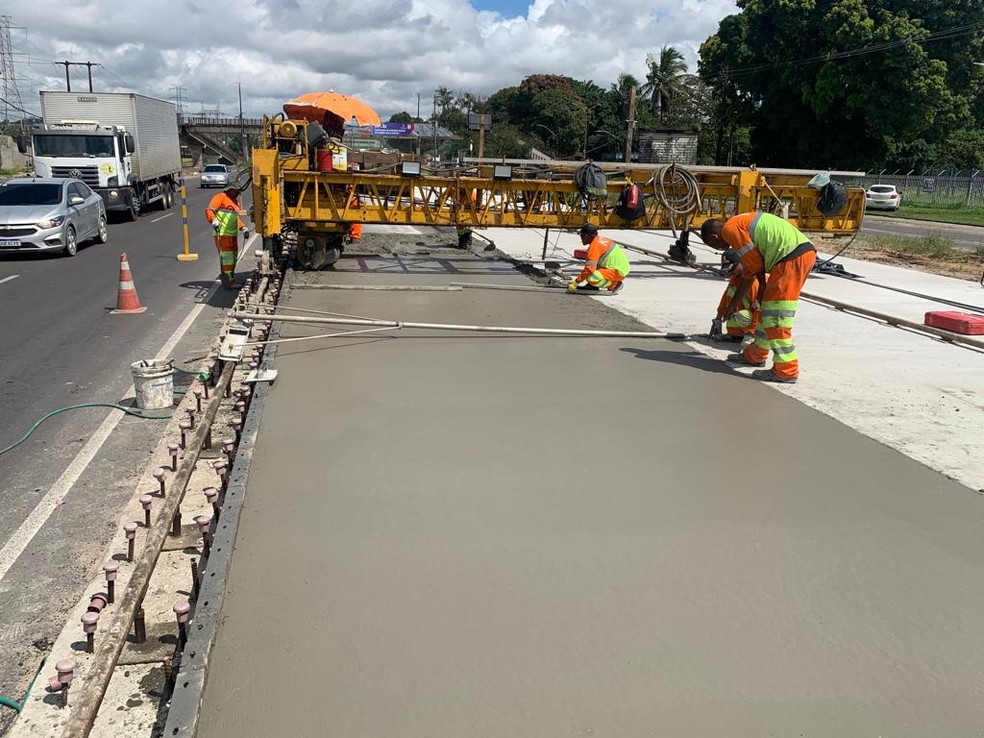 Placas de concreto são implantadas na BR-232 durante obra de triplicação da rodovia — Foto: DER-PE/Divulgação