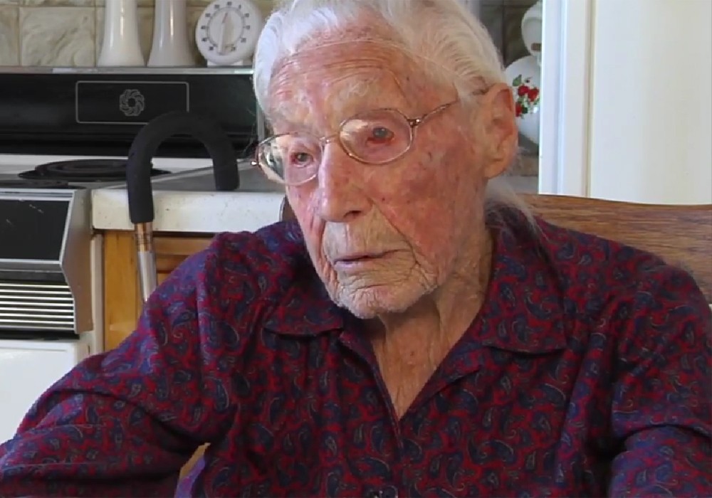 Com 113 anos, Anna Stoehr acaba de se cadastrar no Facebook (Foto: Reprodução/YouTube)