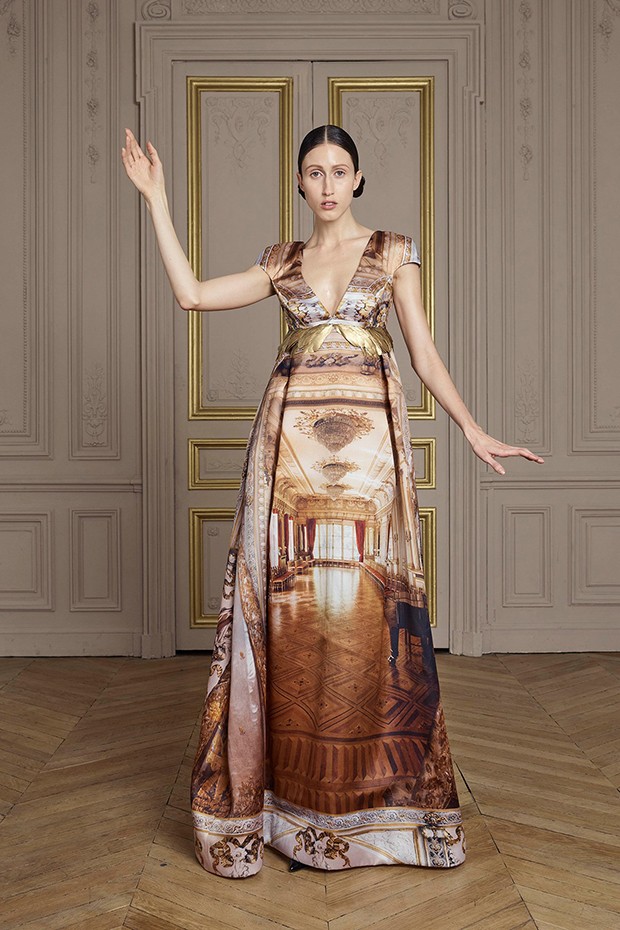 Silk-satin gazar printed gown with hand-painted gold feather embroideries (Foto:  Phil Pointer)