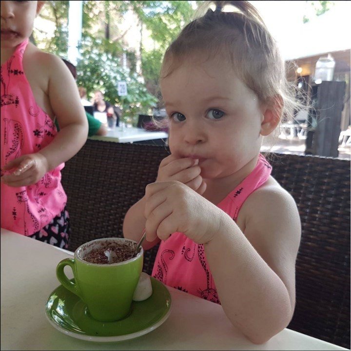 Skylar tomando seu babyccino (Foto: Reprodução Facebook)