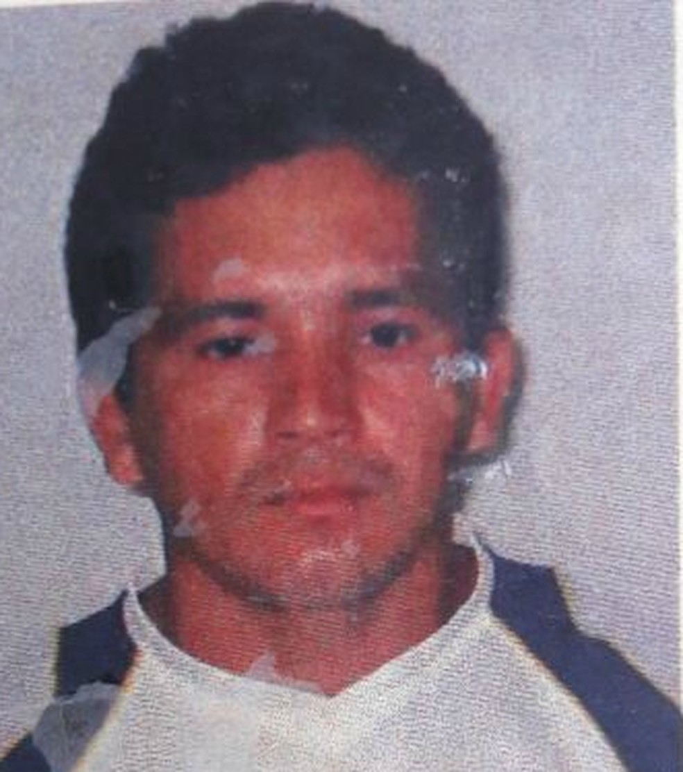 Carlos Roberto da Silva Cardoso, de 40 anos, foi achado morto dentro de um apartamento (Foto: Arquivo Pessoal)