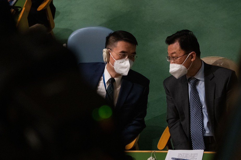 Dois diplomatas chineses durante a Assembleia Geral da ONU de 2022