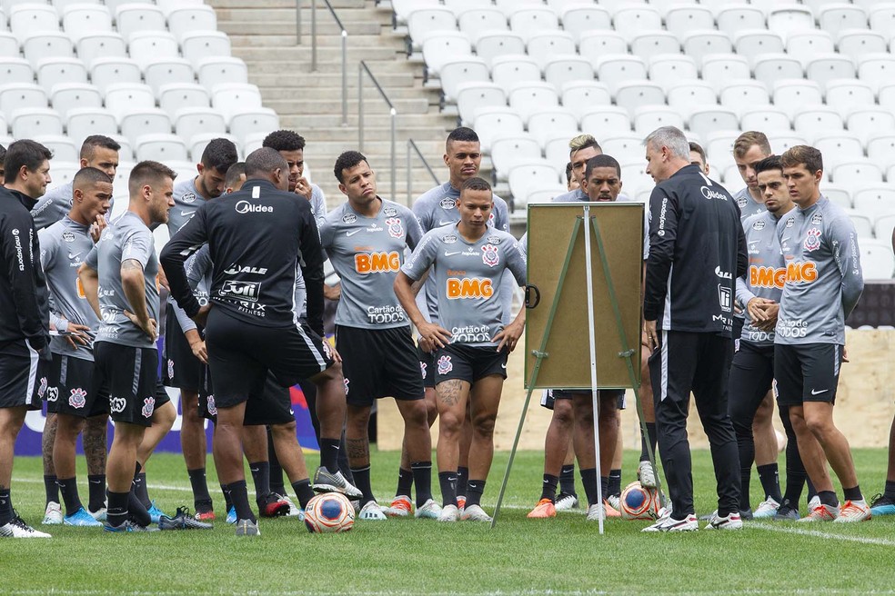 Tiago Nunes usa lousa para passar informações para jogadores do COrinthians — Foto: Daniel Augusto Jr/Ag. Corinthians