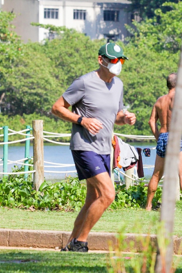 Luís Roberto corre em volta da Lagoa Rodrigo de Freitas (Foto: JC Pereira/AgNews)